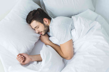 slaap man in bed