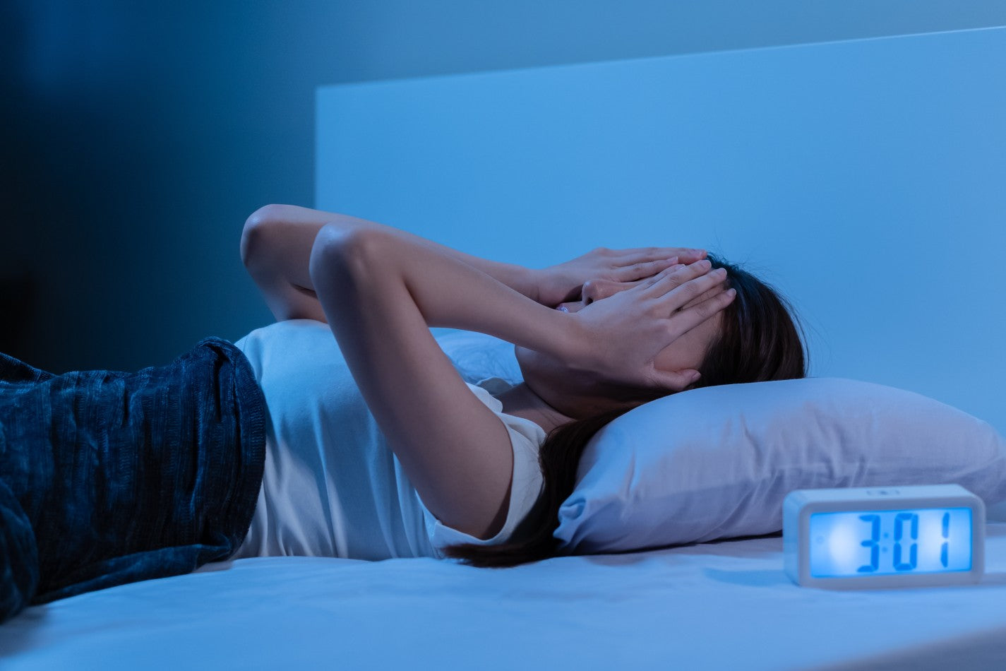 slaapproblemen angstoornis vrouw in bed
