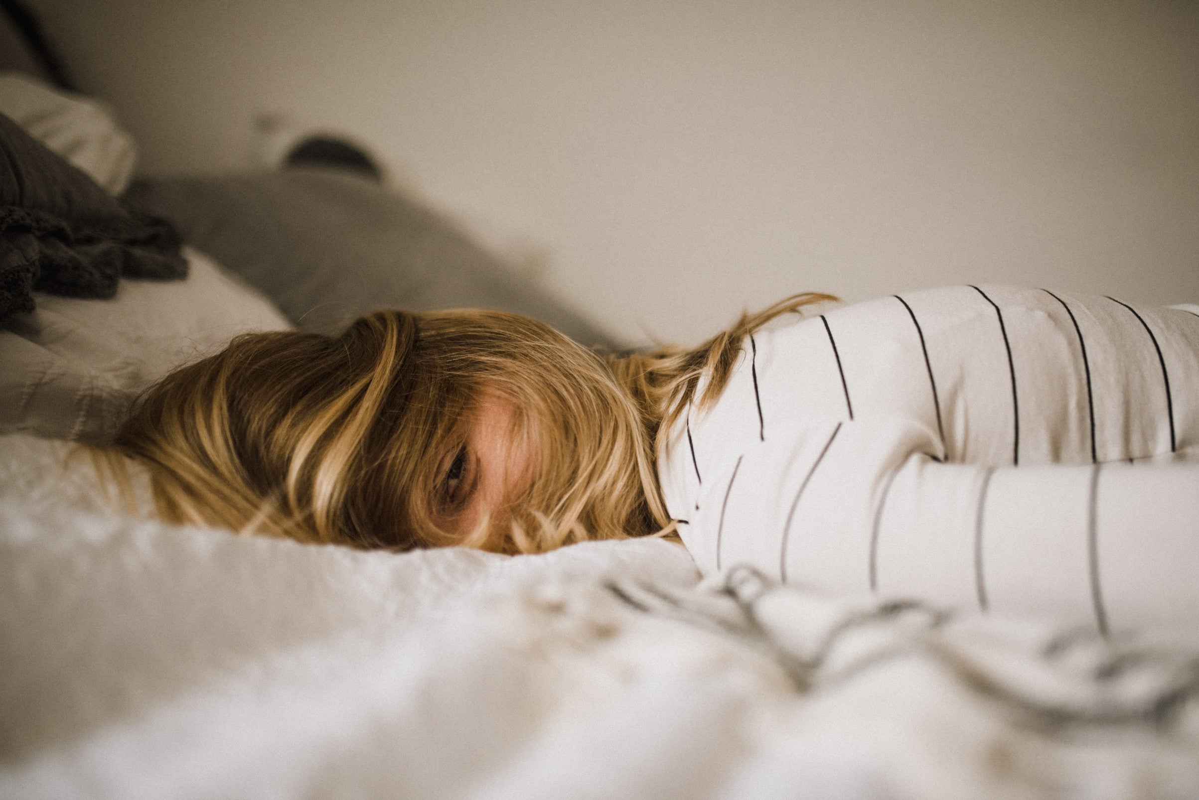 vrouw op bed met ogen open