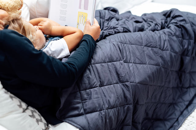 novaline weighted blanket 140x220 gray mother reads to children closeup 1.JPG