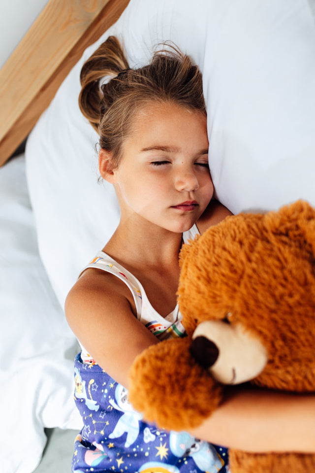 Bambino che dorme sotto la coperta ponderata Novaline