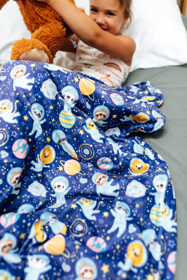 novaline-verzwaringsdeken-met-hoes-minky-astronout-kind-speelt.JPG